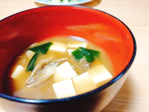 豆腐と舞茸とわかめの味噌汁